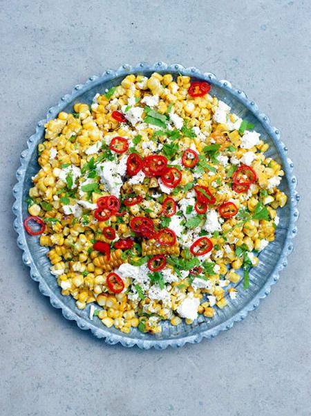 Grillad majs med brynt vitlöks­smör, feta och picklad chili