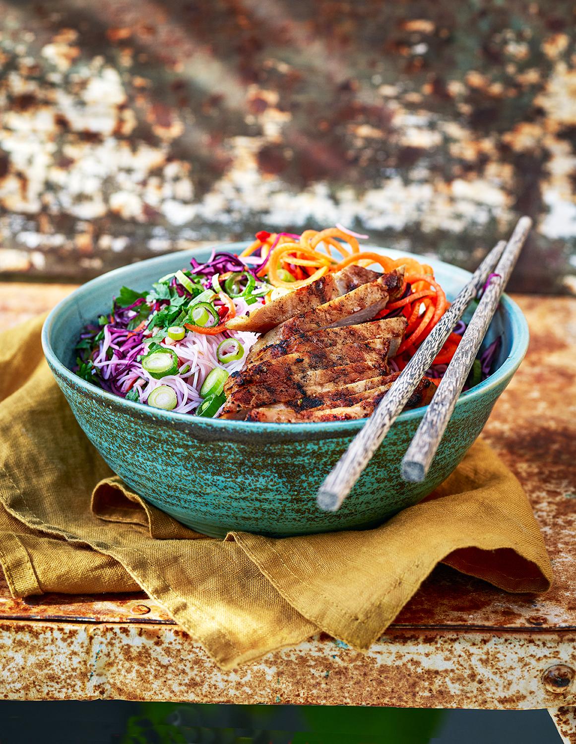 Vietnamesisk nudelsallad med grillad fläsk
