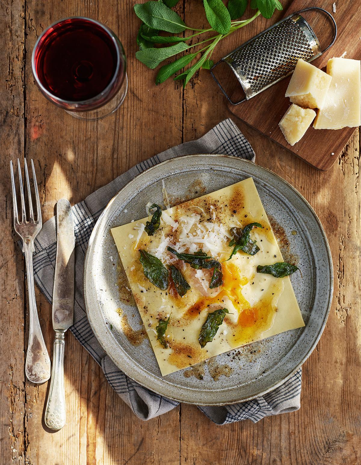 Ravioli fylld med ricotta & äggula med brynt salviasmör 