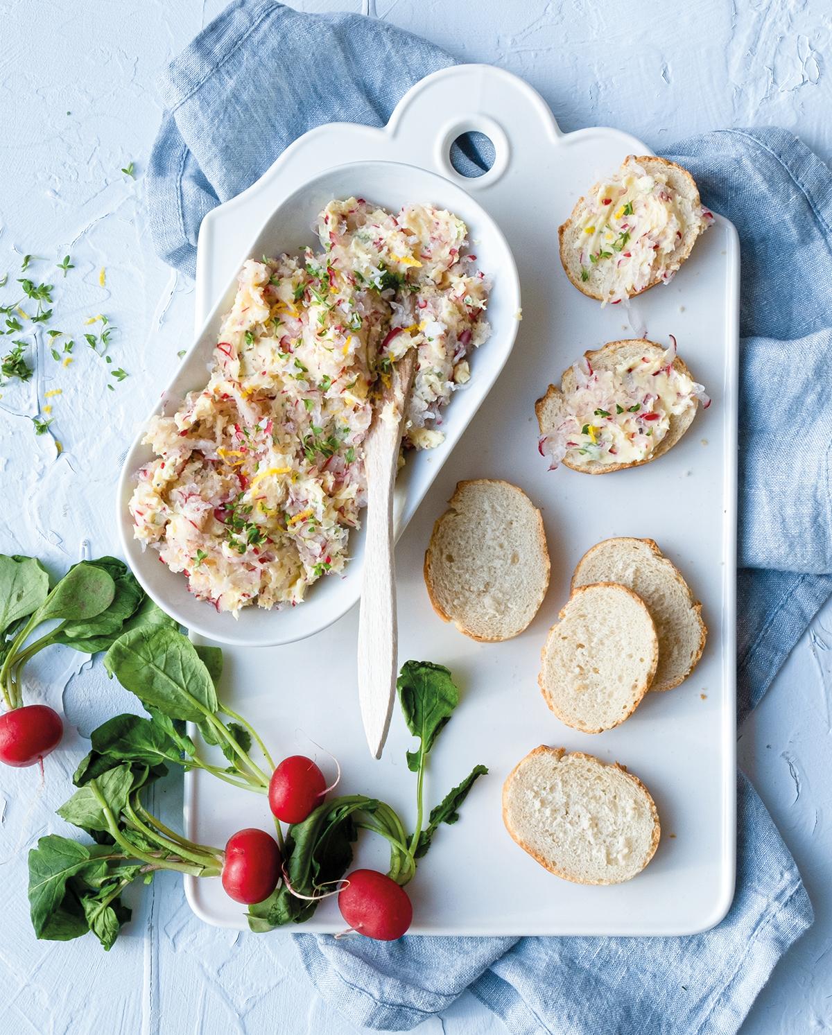 Smör med rivna rädisor, krasse och citronzest