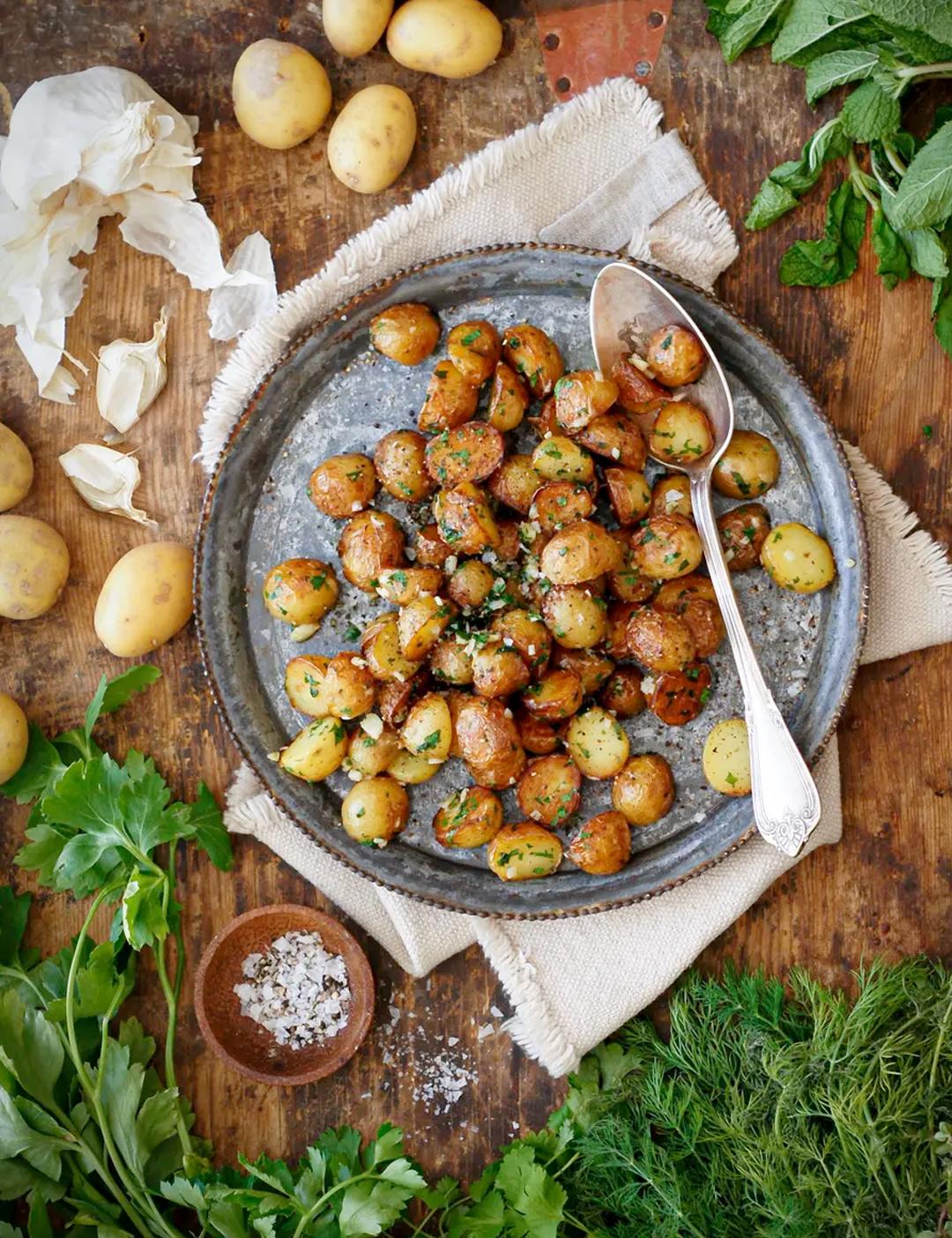 Smörstekt potatis med vitlök och örter