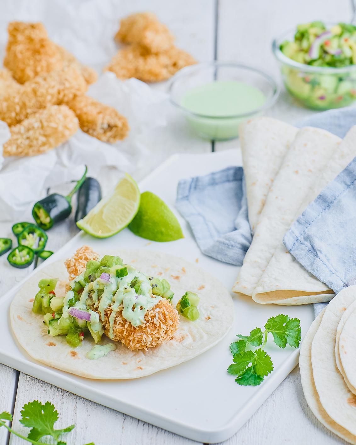 Fisktacos med kiwi-och avokakdosalsa s samt koriandermajo

