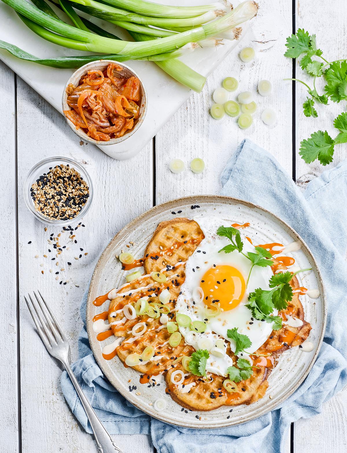 Krispiga kimchivåfflor med stekt ägg, sojamajonnäs och sriracha