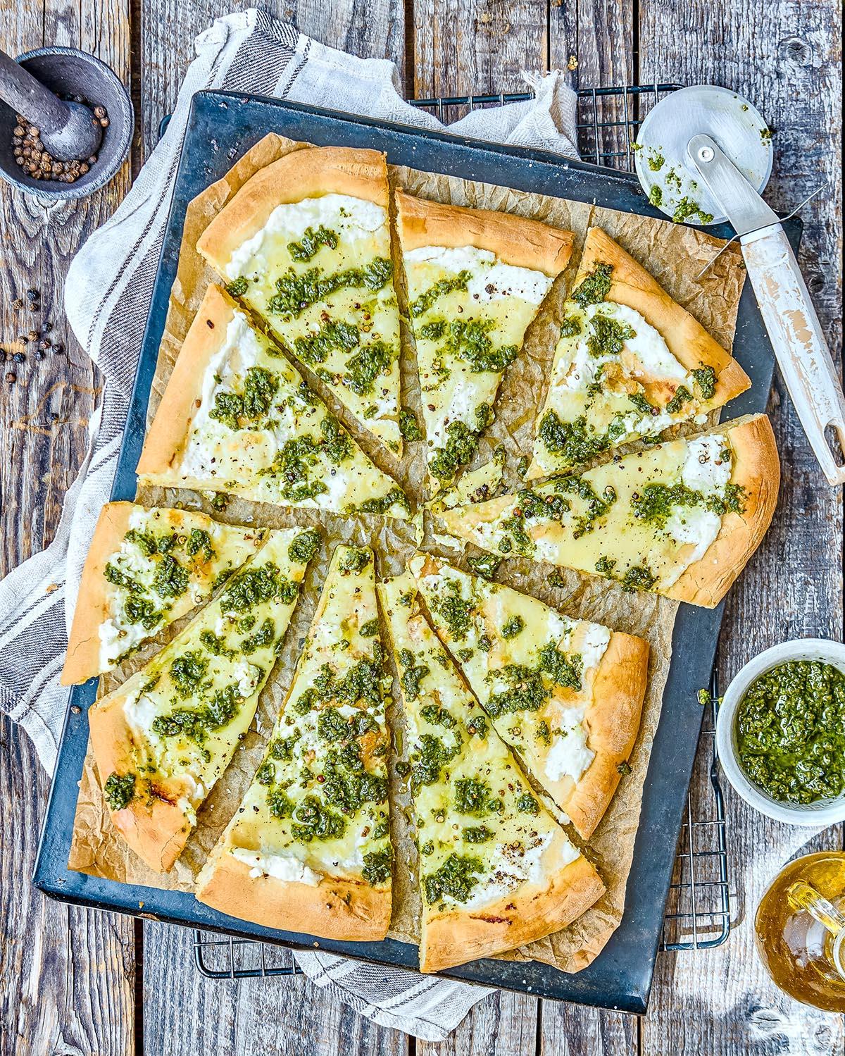 Pizza bianca med ricotta och kirskål- och pistagepesto