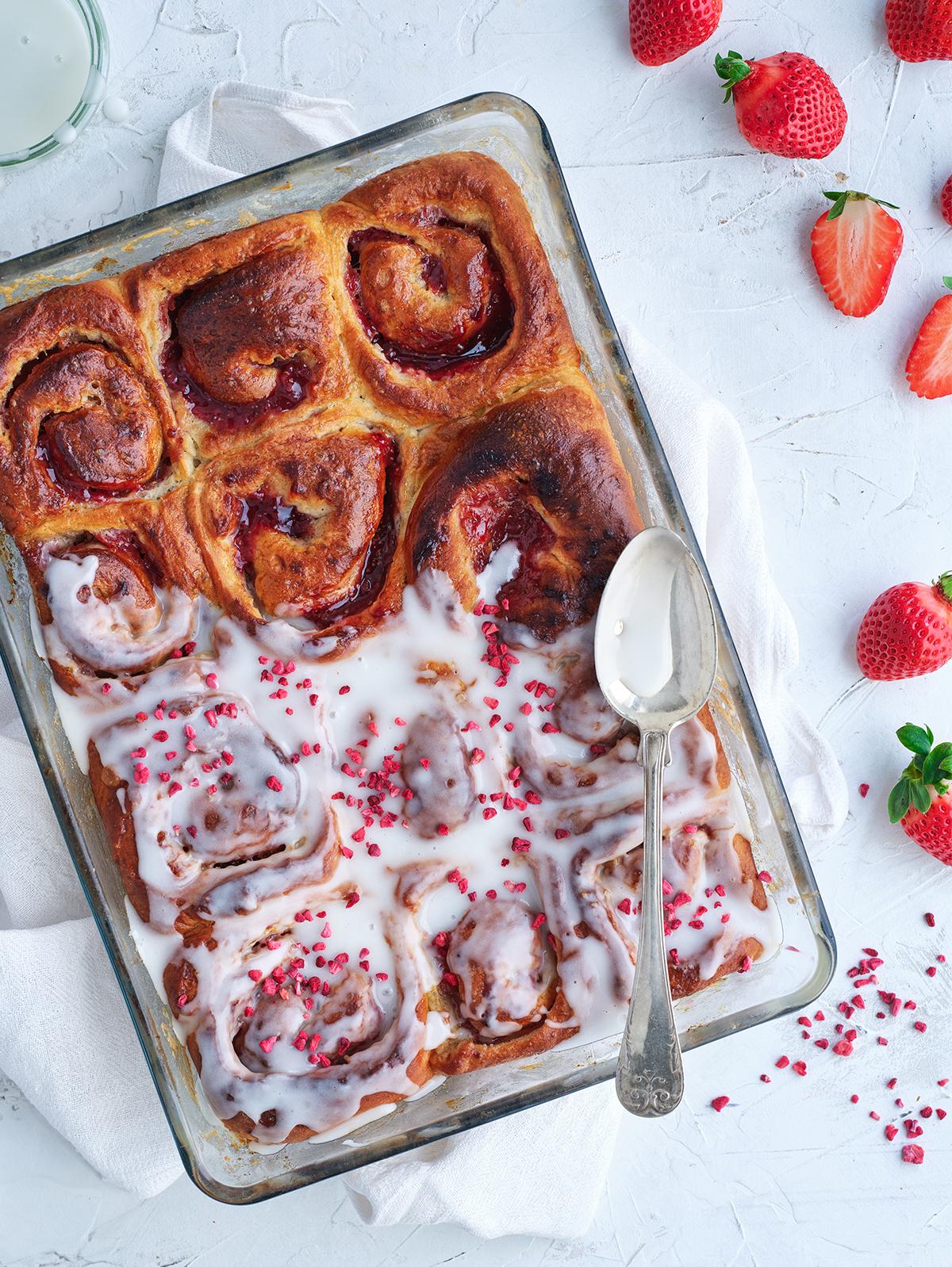 Jordgubbsbullar med citronglasyr