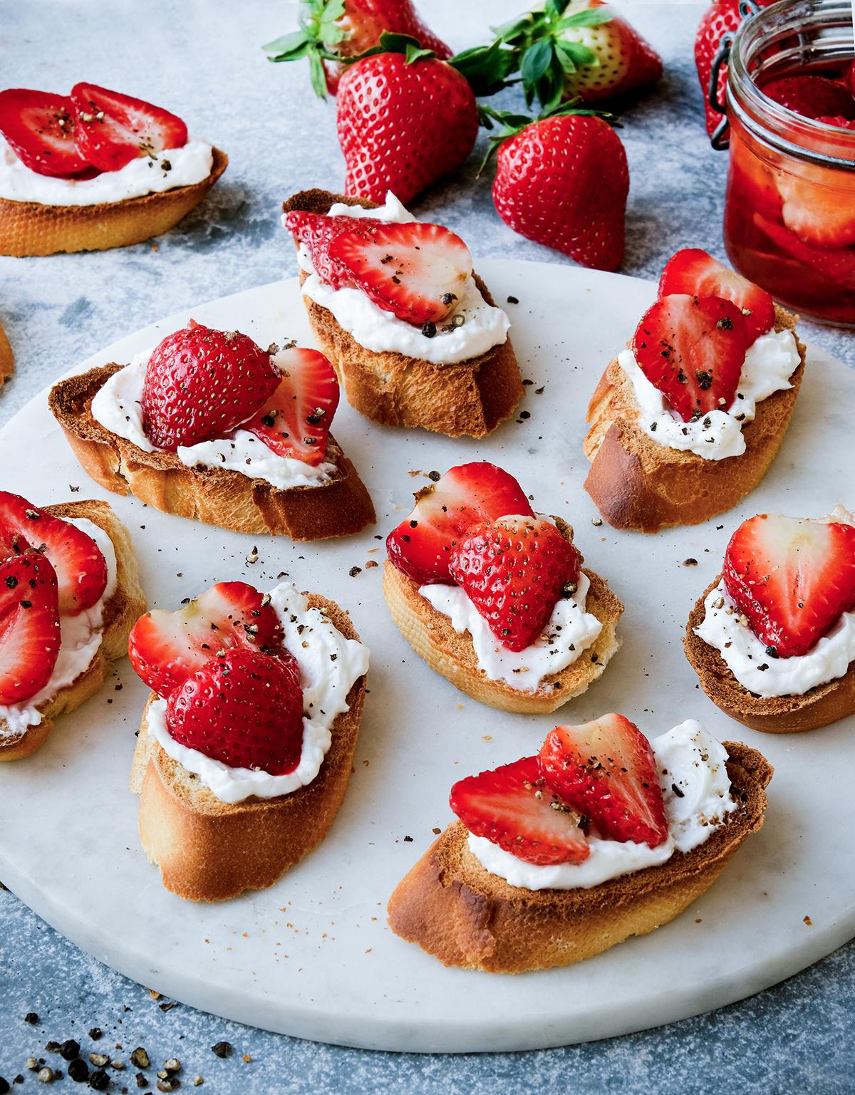 Crostini med chèvrekräm och syltade jordgubbar