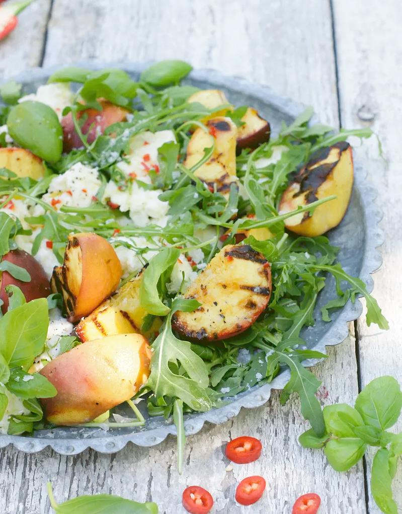 Grillade persikor med mozzarella, ruccola och chili