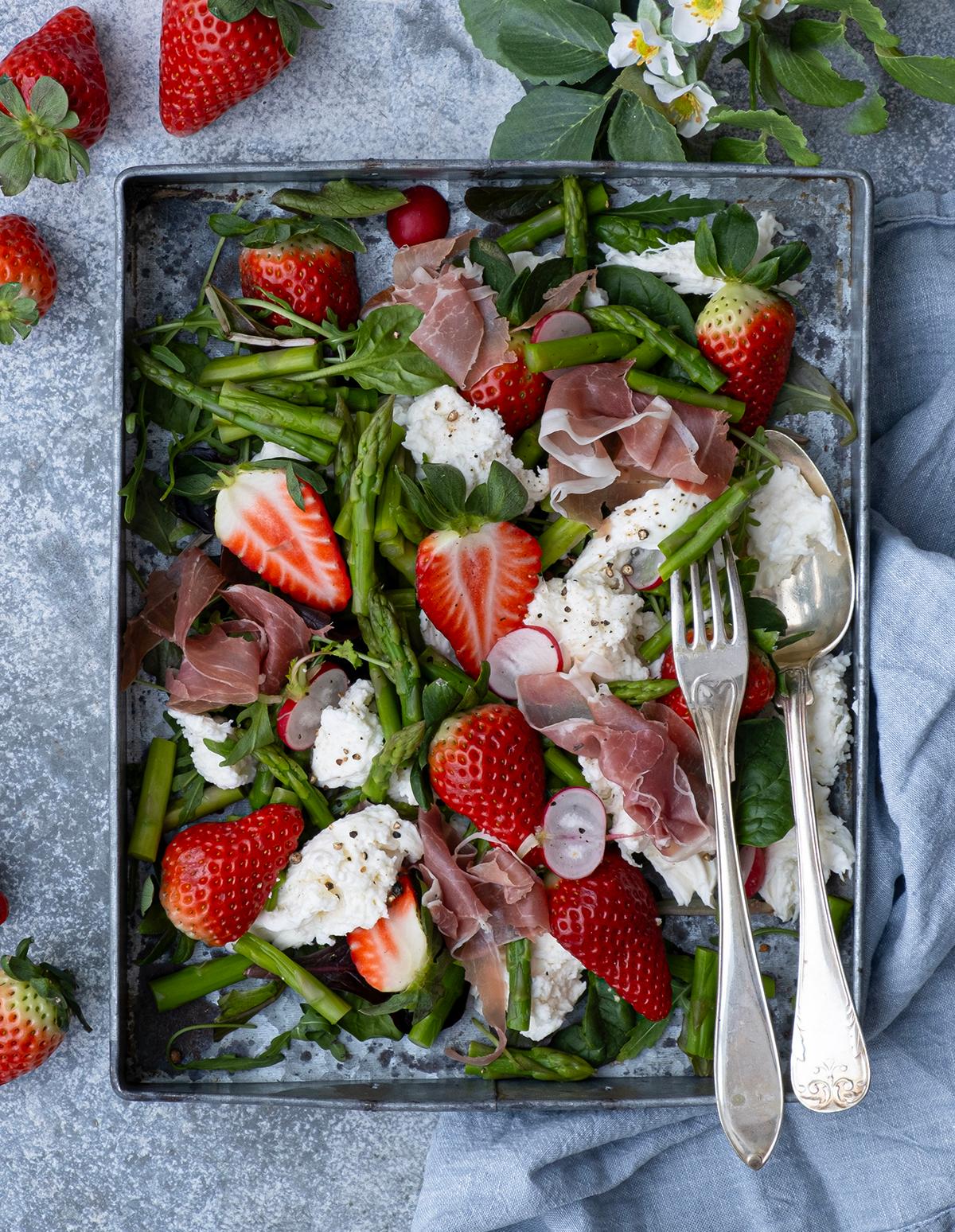 Sallad med jordgubbar, mozzarella, sparris och prosciutto