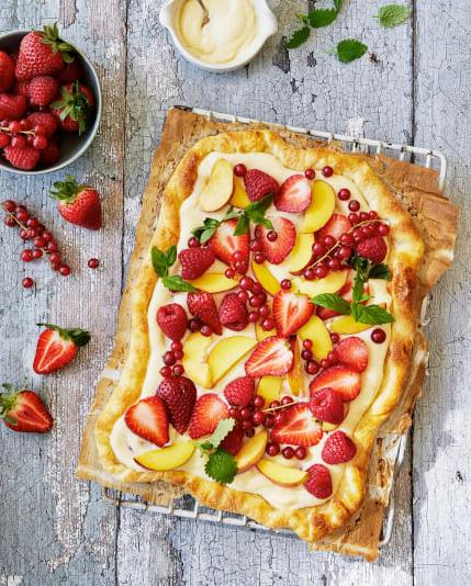 Smördegs­paj med vanilj­kräm, färska bär och frukt