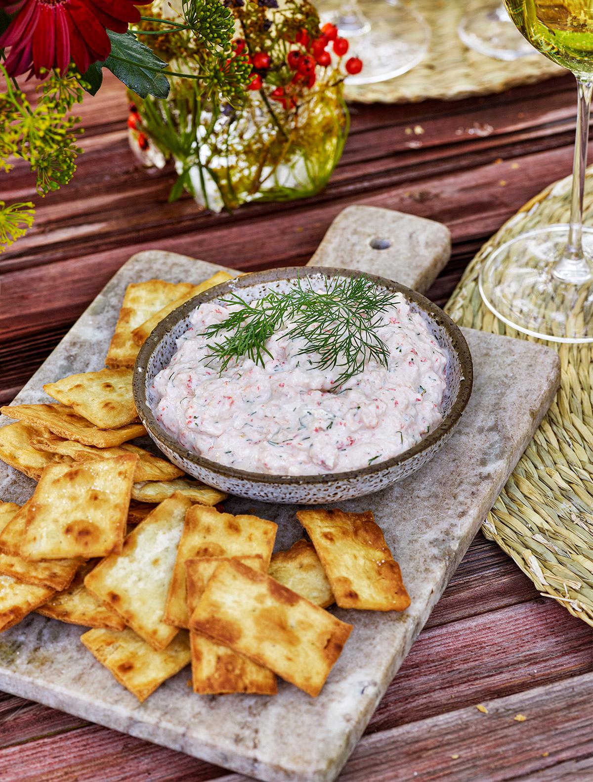 Kräftdip med tunnbrödschips