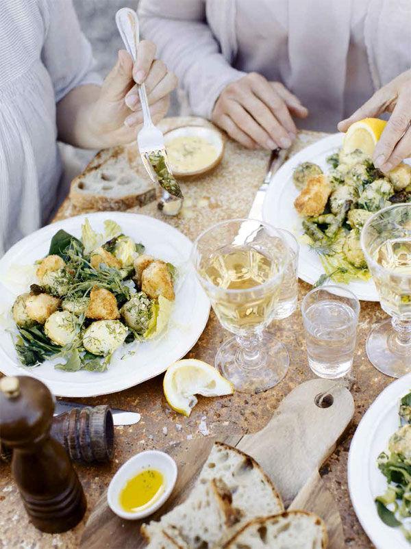 Panko­panerad torsk med dill­potatissallad, grillad sparris och senaps­dressing