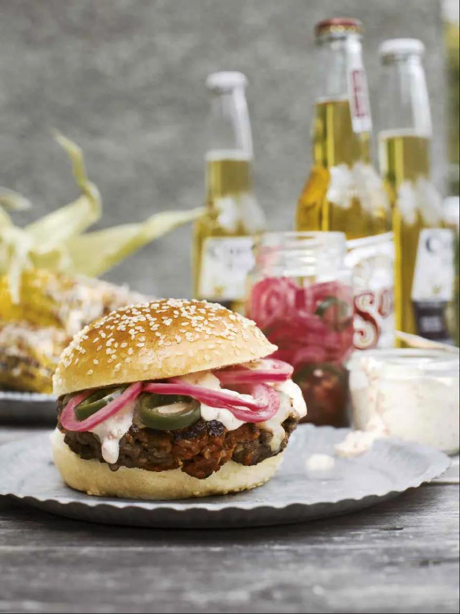 Chorizoburgare med paprikamajo & picklad rödlök med jalapeños med lime & chili