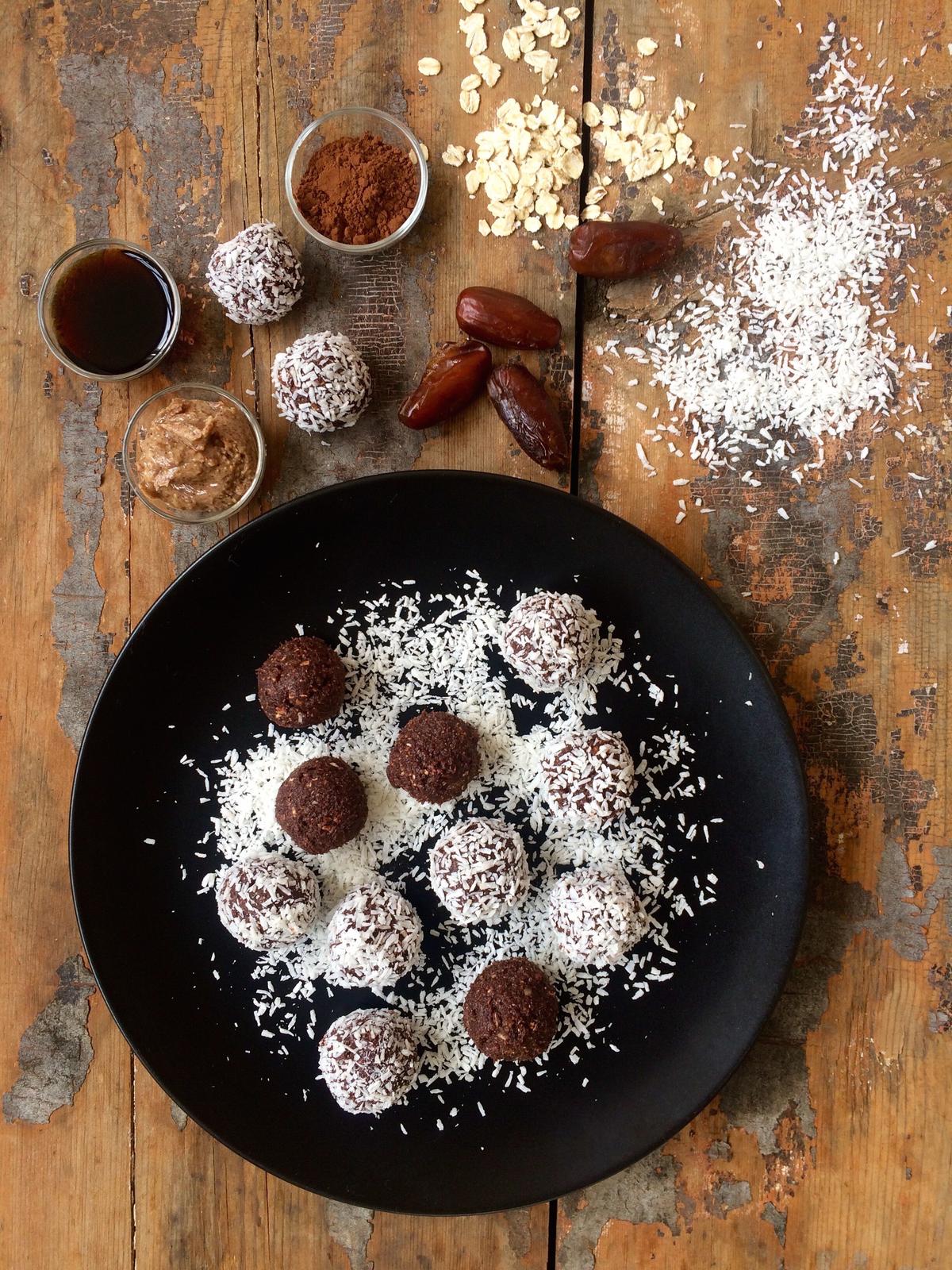Chokladbollar med dadlar, jordnötssmör och kokos