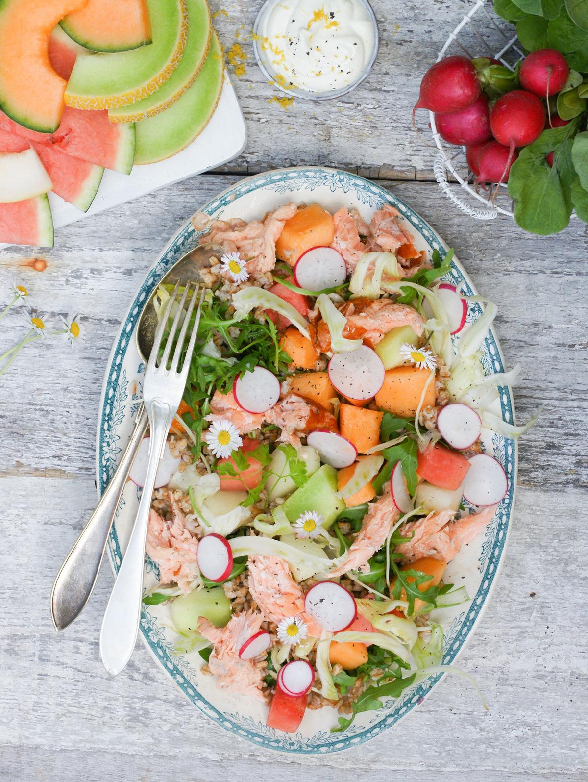 Matig sallad med varmrökt lax, matvete, fänkål, melon och wasabi­kräm