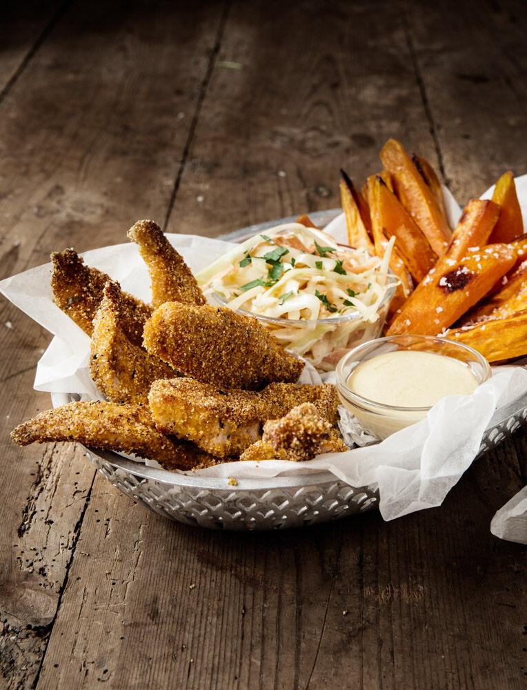 Cajunkyckling med ugnsbakad sötpotatis och honungsdijonsås