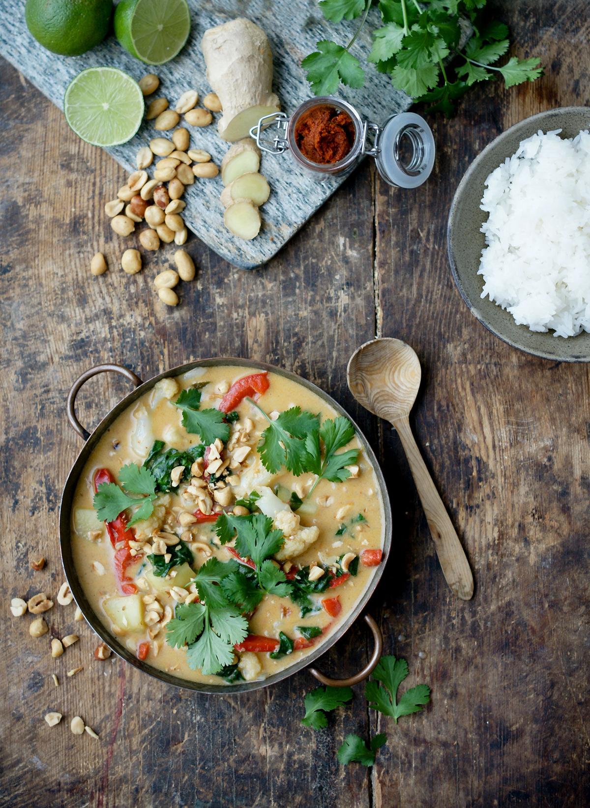 Rödcurry­gryta med blomkål, potatis och jordnötter