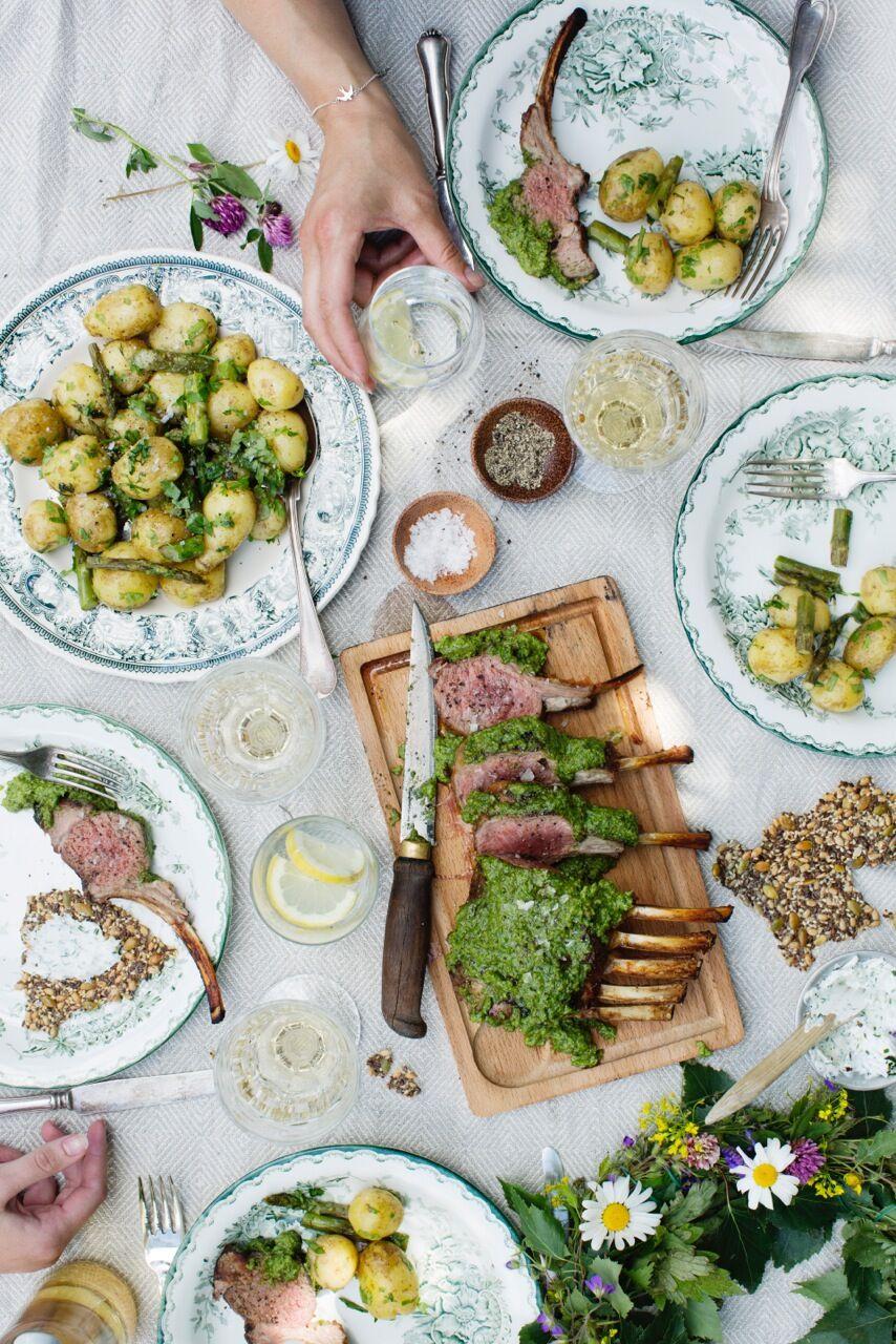 Grillad lammracks med svensk pesto, färskpotatis, grillad sparris och brynt smör