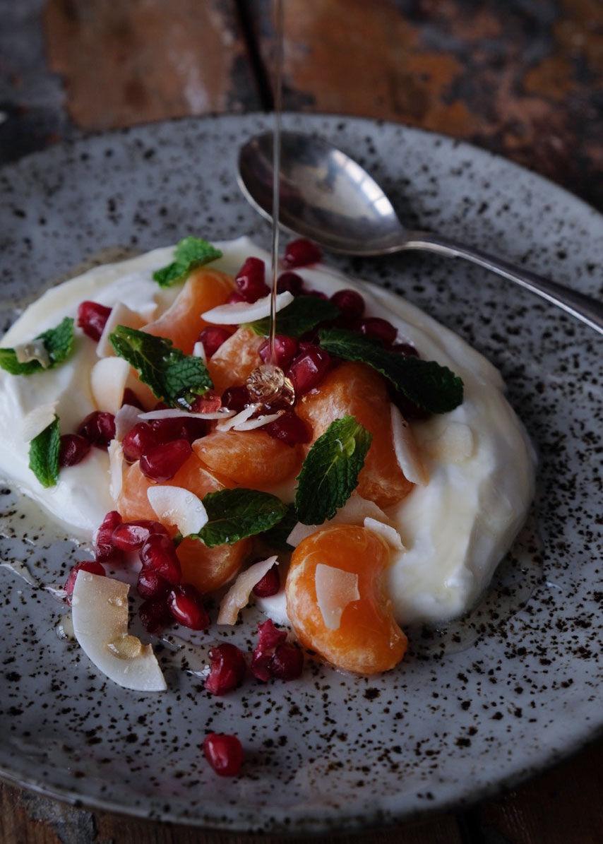 Krämig yoghurt med clementiner, granatäpple och kokos