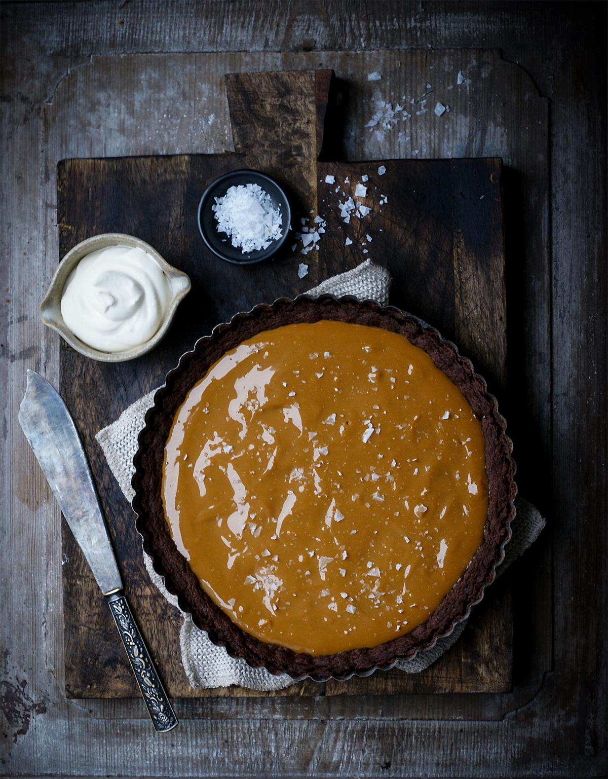  Choklad­paj med Dulce de leche och flingsalt