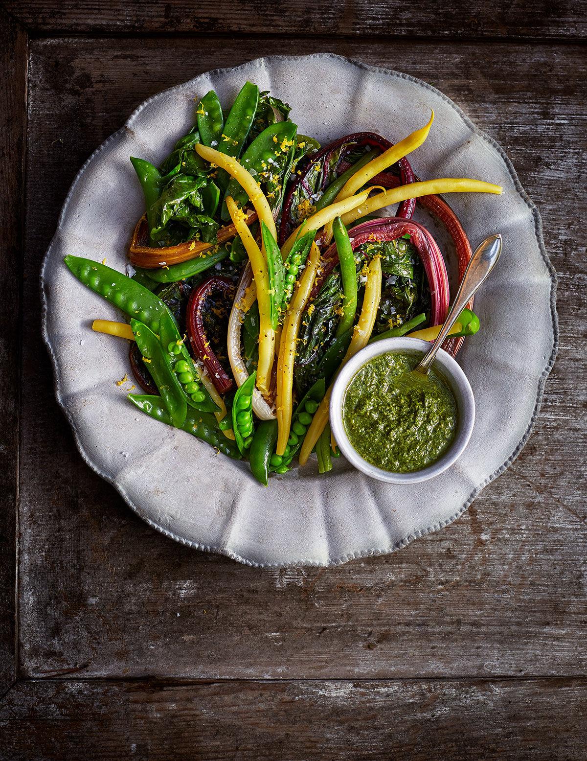 Ljummen sallad med mangold, blandade bönor och morotsblast­pesto