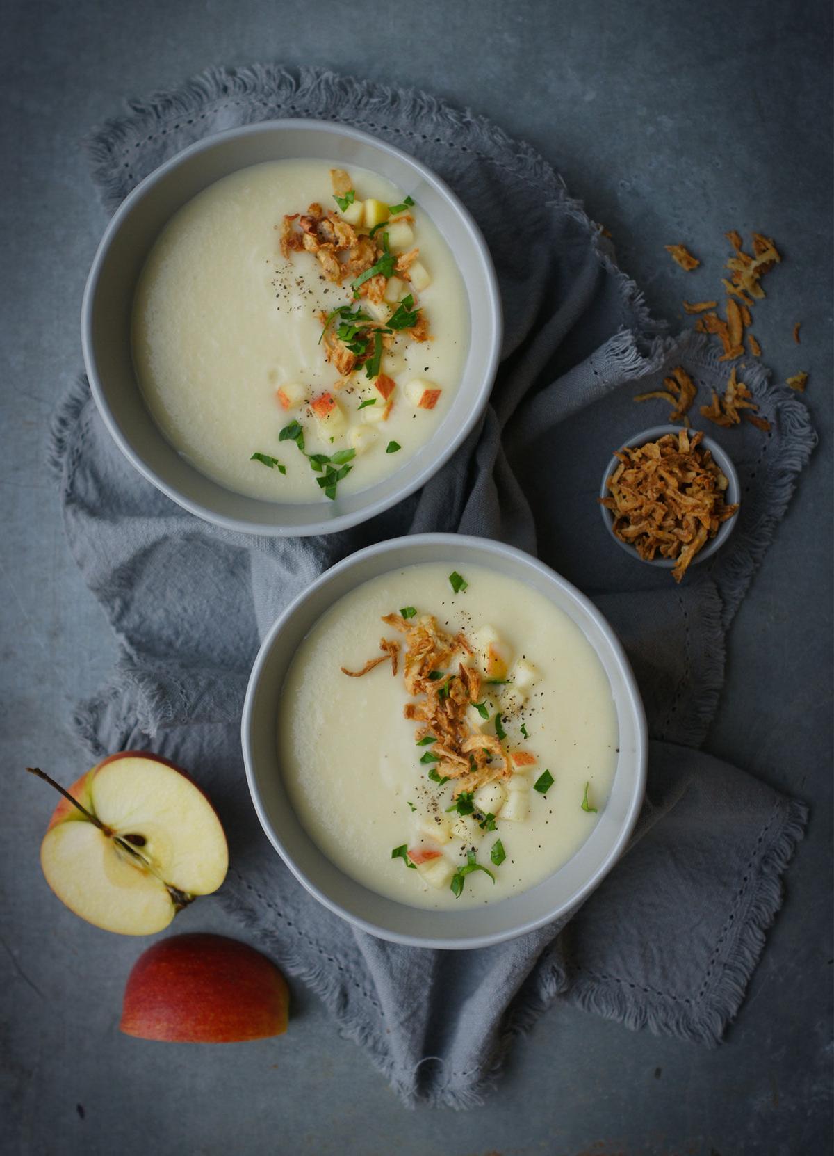 Blomkåls­soppa med karamelliserad lök och äpple