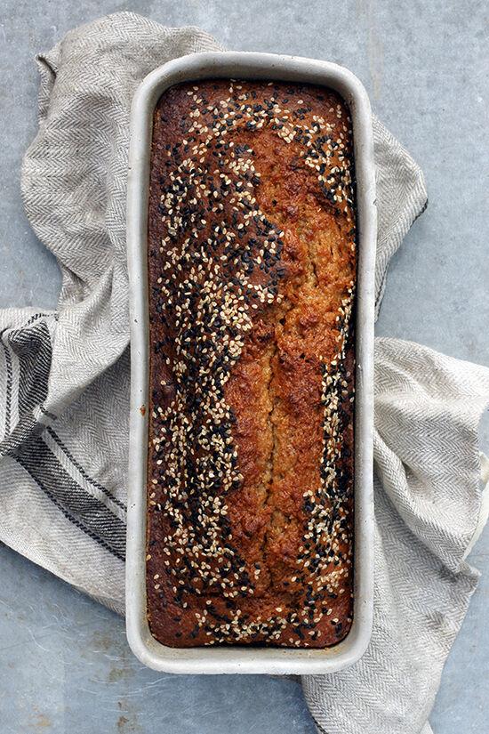 Saftig banan­kaka med tahini och tranbär