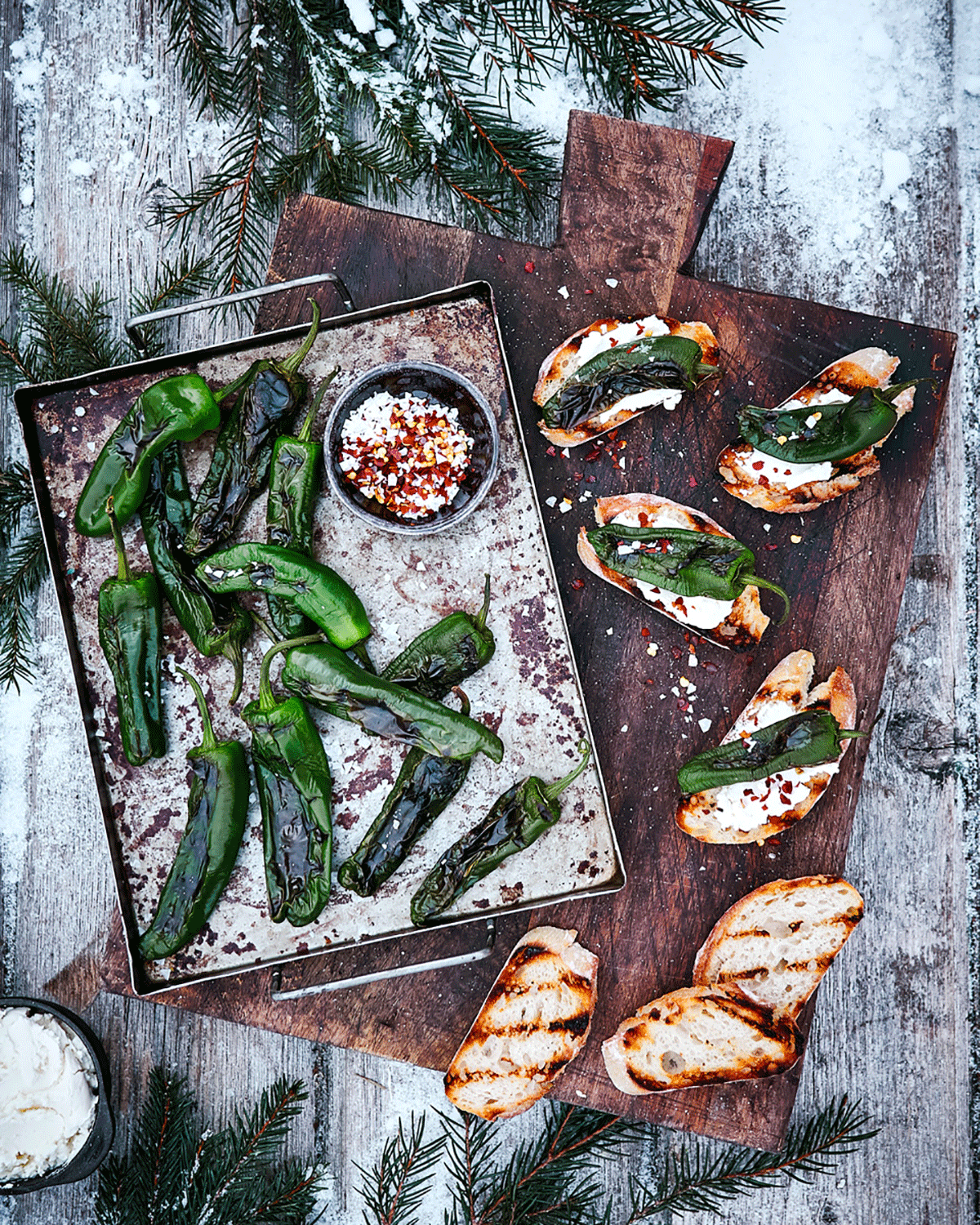 Crostini med grillade pimientos de padrón och färskost