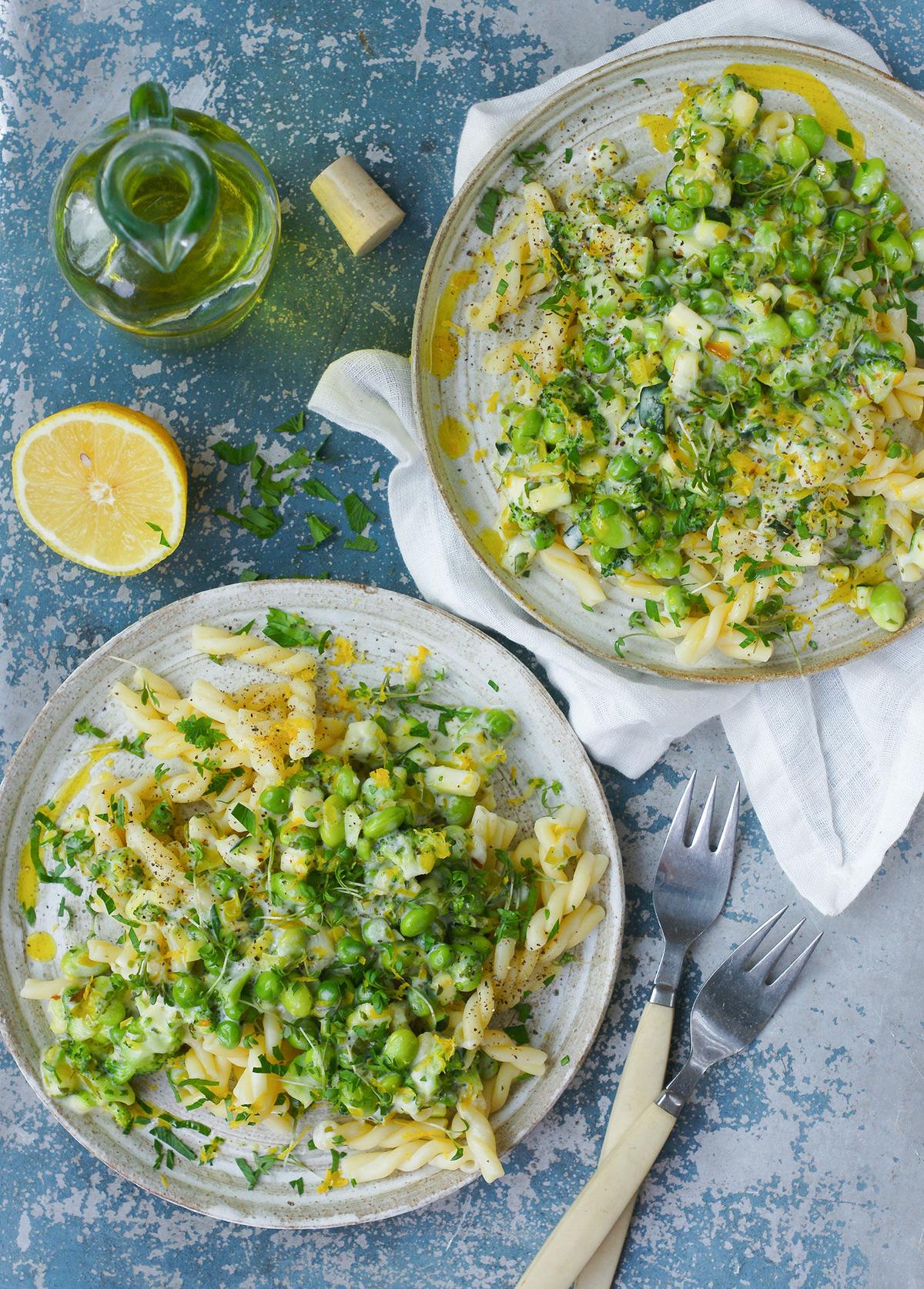 Grönsaks­pasta med mascarpone- och citronbasilika­sås