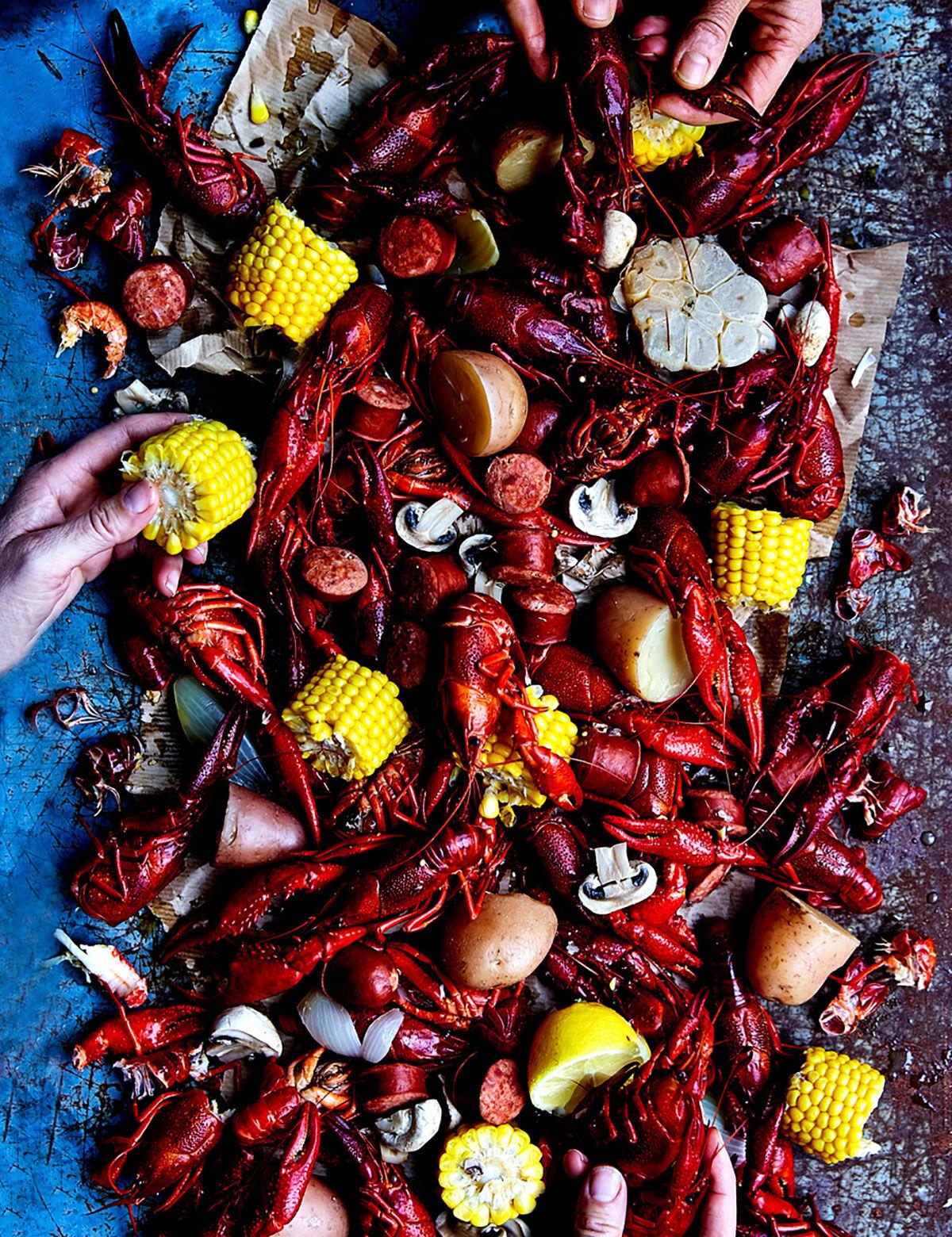 Creole crawfish boil med potatis, majskolvar och korv