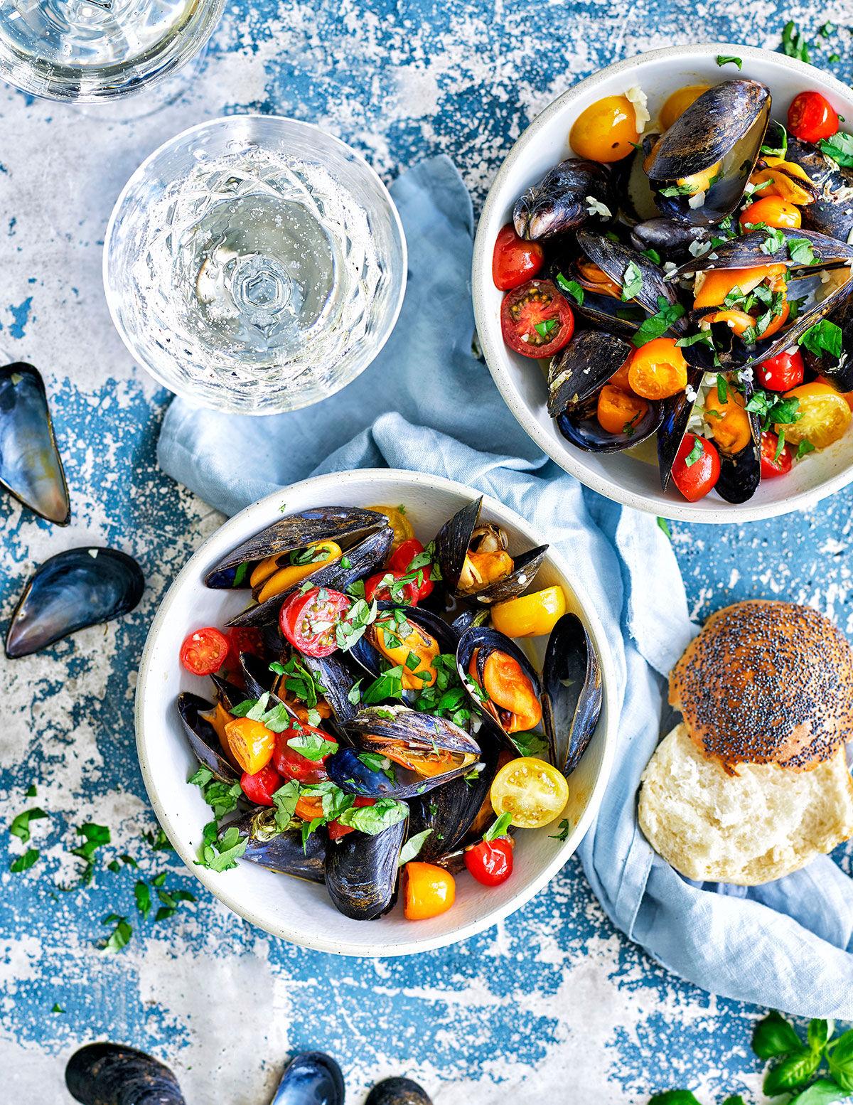 Moules marinières med körsbärs­tomater och basilika