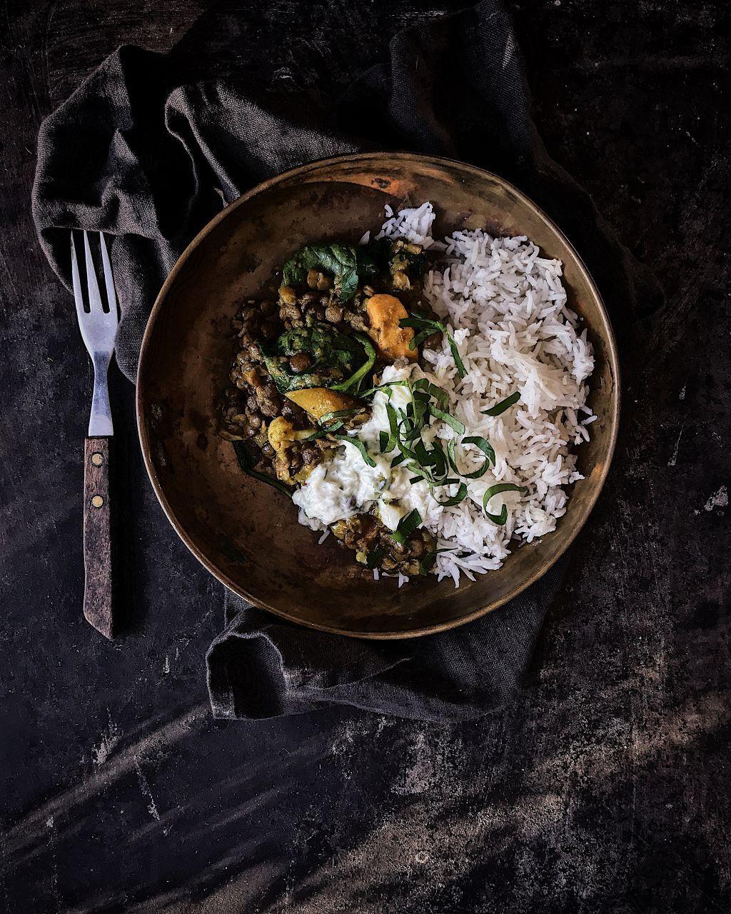Indisk linsgryta med kokos­mjölk, sötpotatis och spenat
