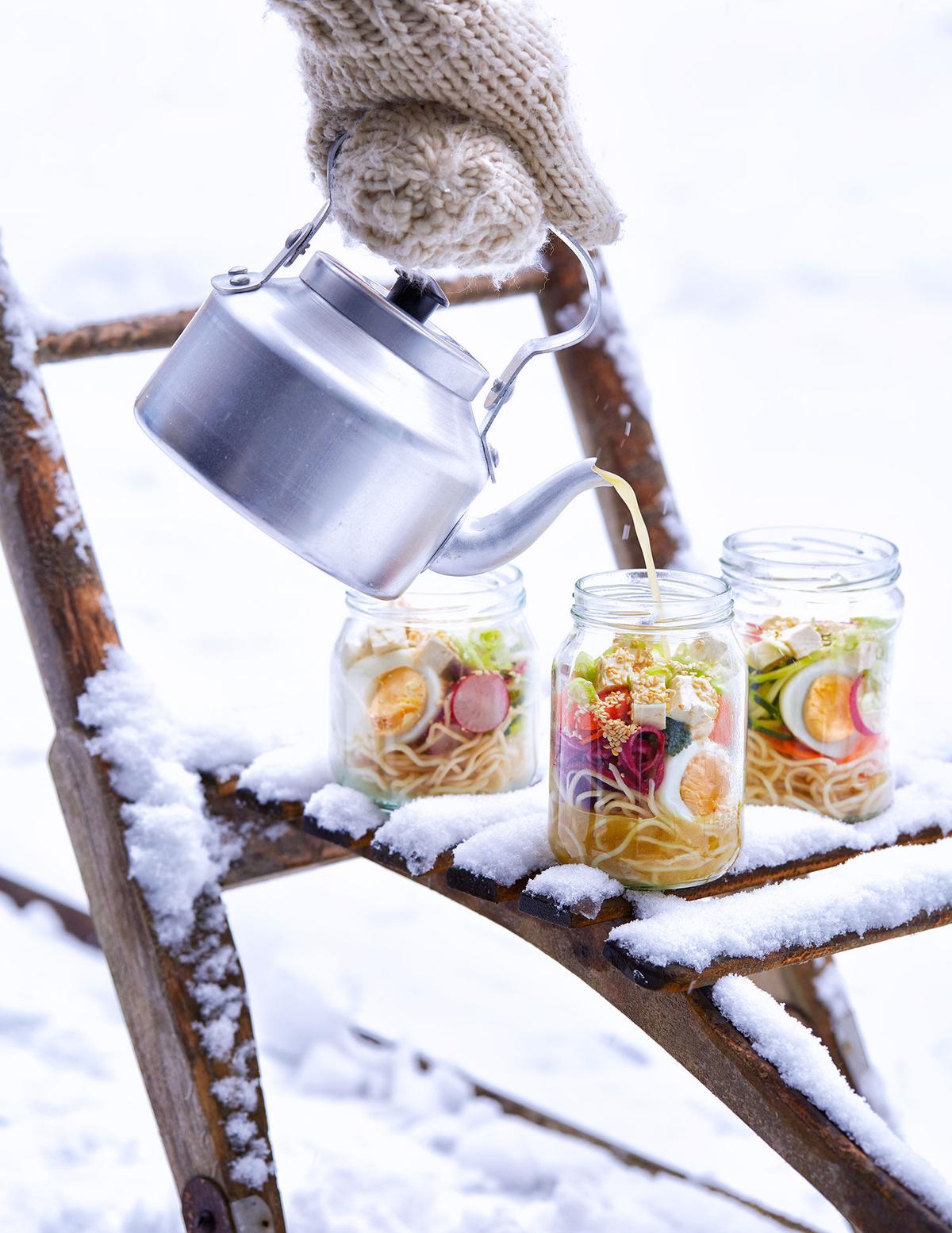 Nudelsoppa med miso, tofu, ägg och grönsaker