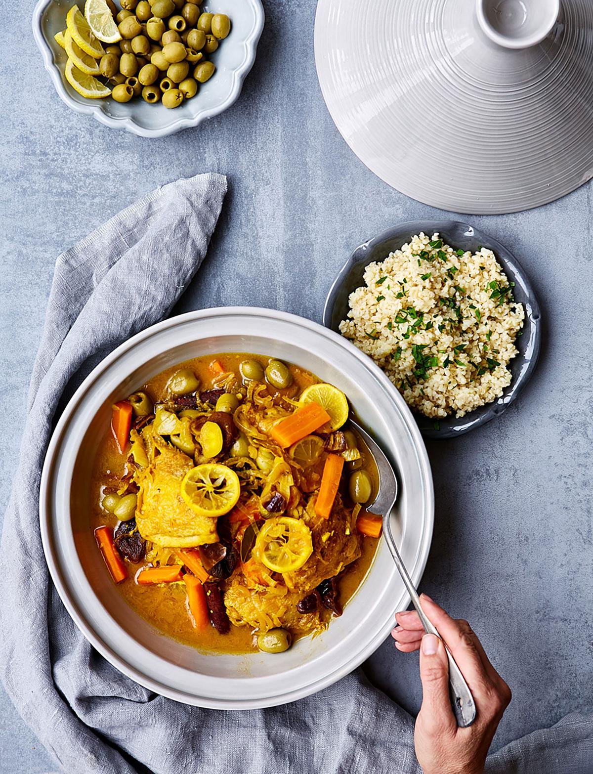 Kyckling­tagine med saffran, aprikoser och oliver