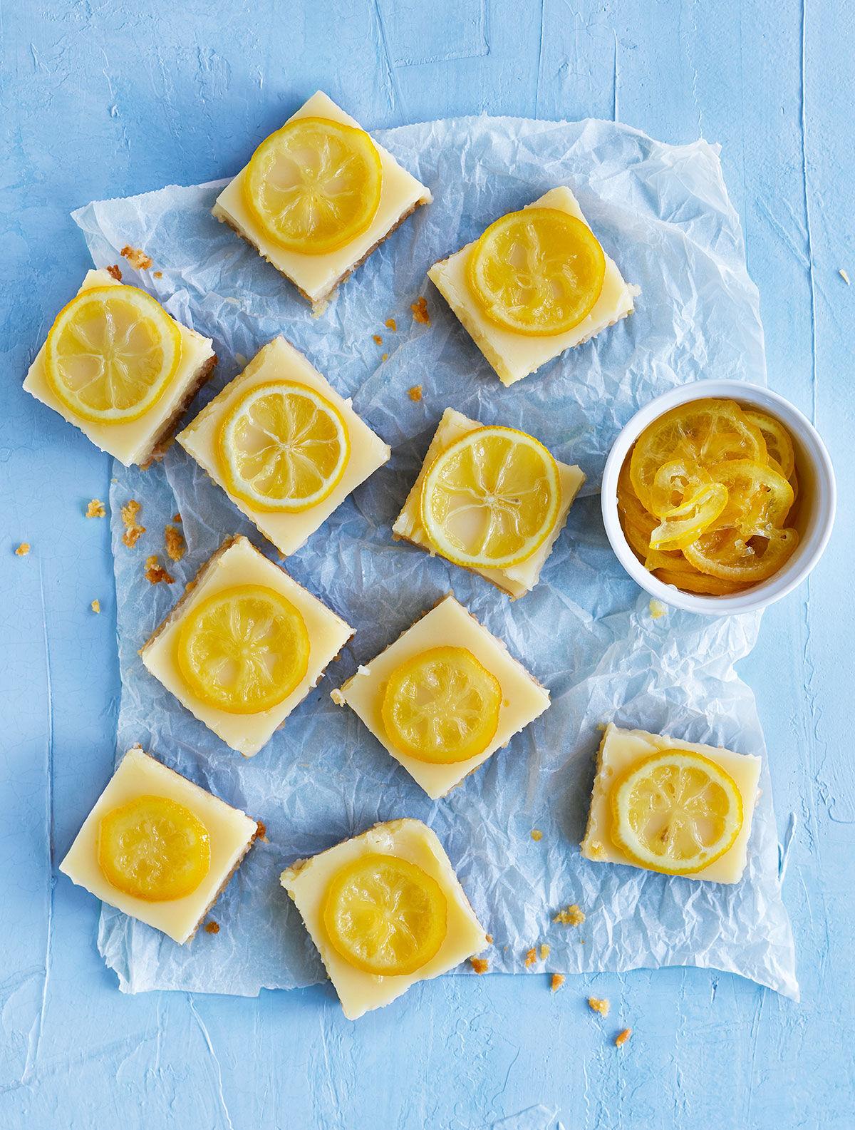Citronrutor med kokos­botten och kanderade citronskivor