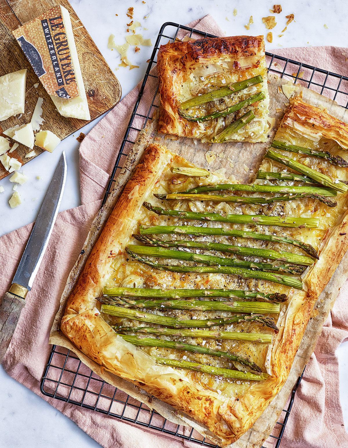 Filodegs­­paj med potatis, Gruyère och sparris
