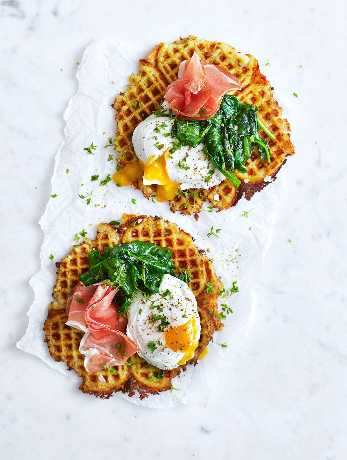 Rösti-våfflor med spenat, prosciutto och pocherat ägg