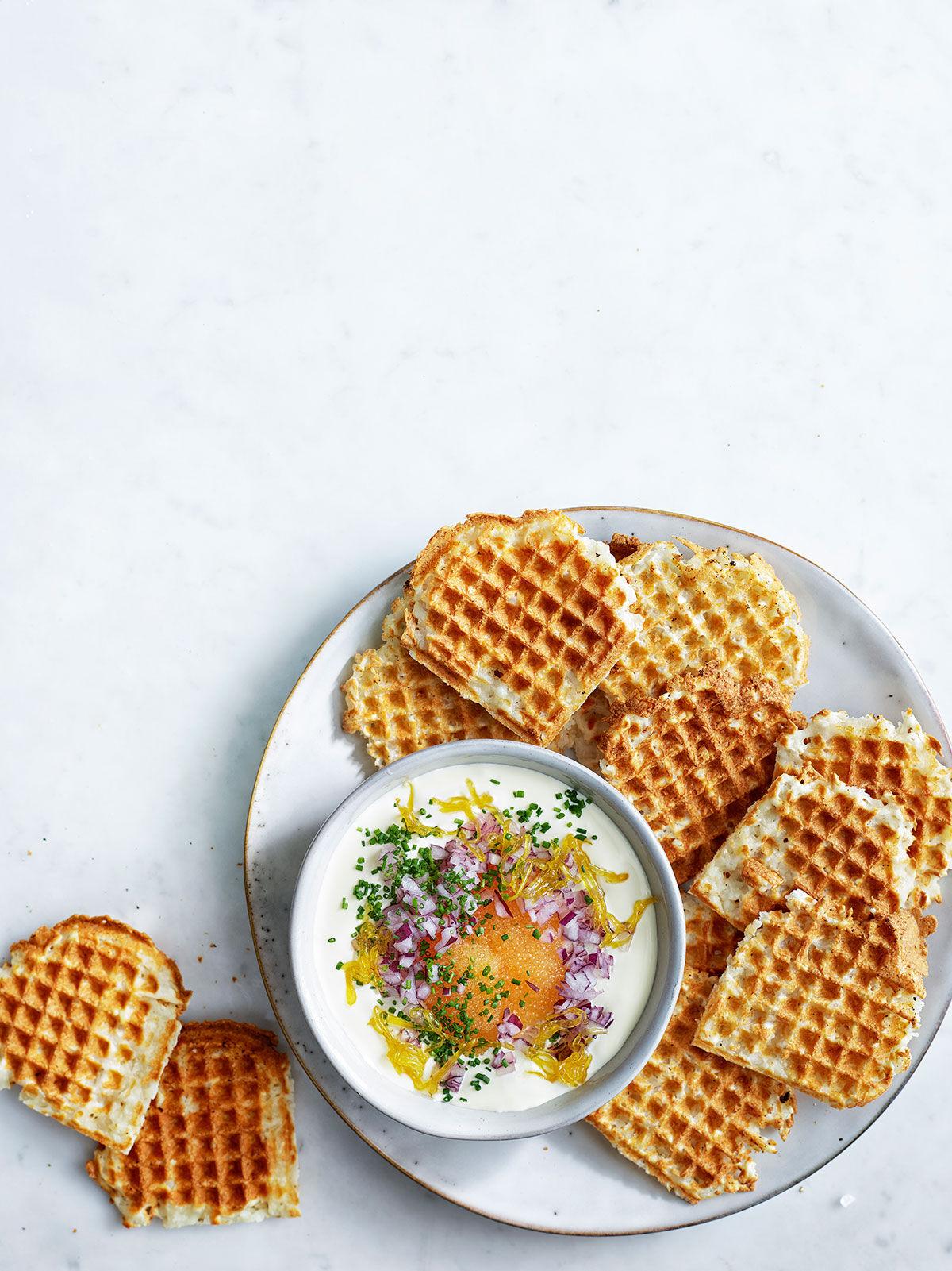 Halloumi-våfflor med crème fraîche, löjrom och kanderade citronskal