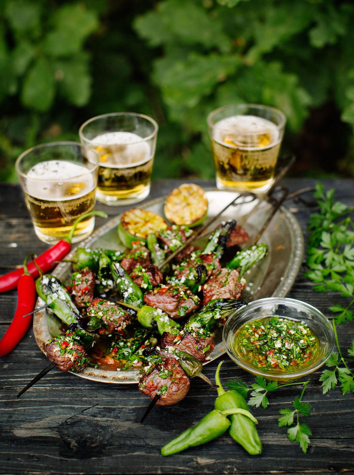 Grillspett med biff och piementos de padrón samt chimichurri