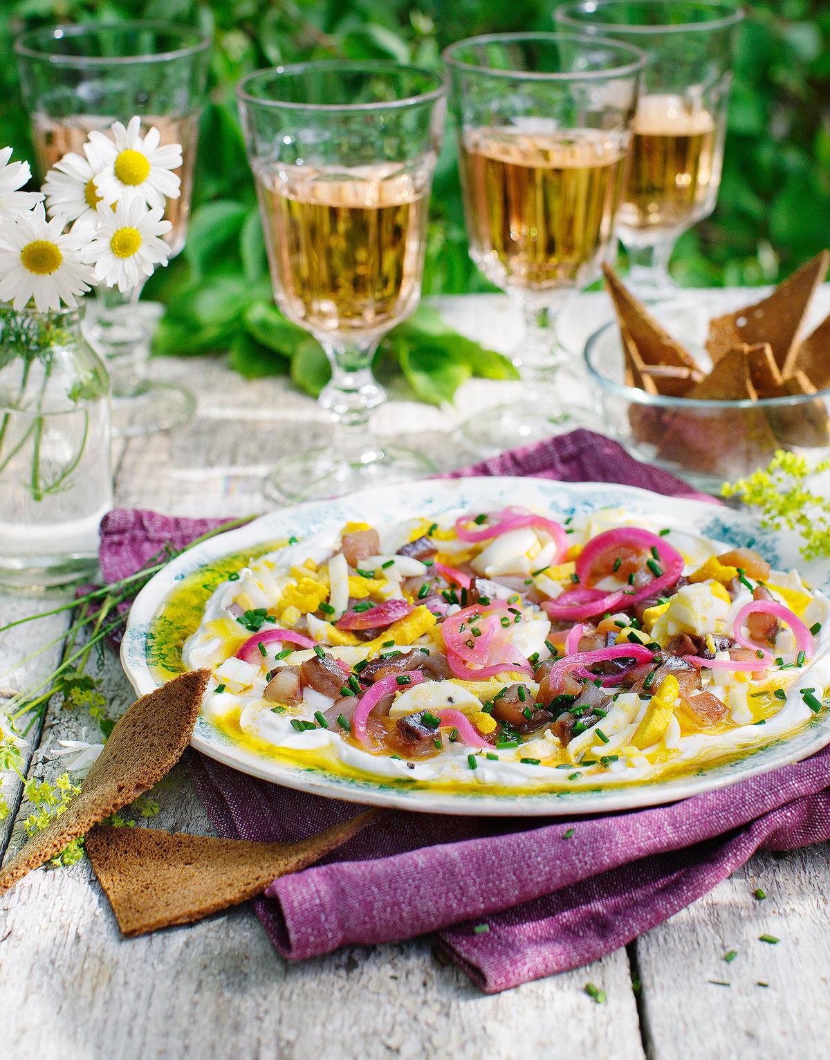 Labneh med matjes­sill, brynt smör, ägg och kavrings­chips