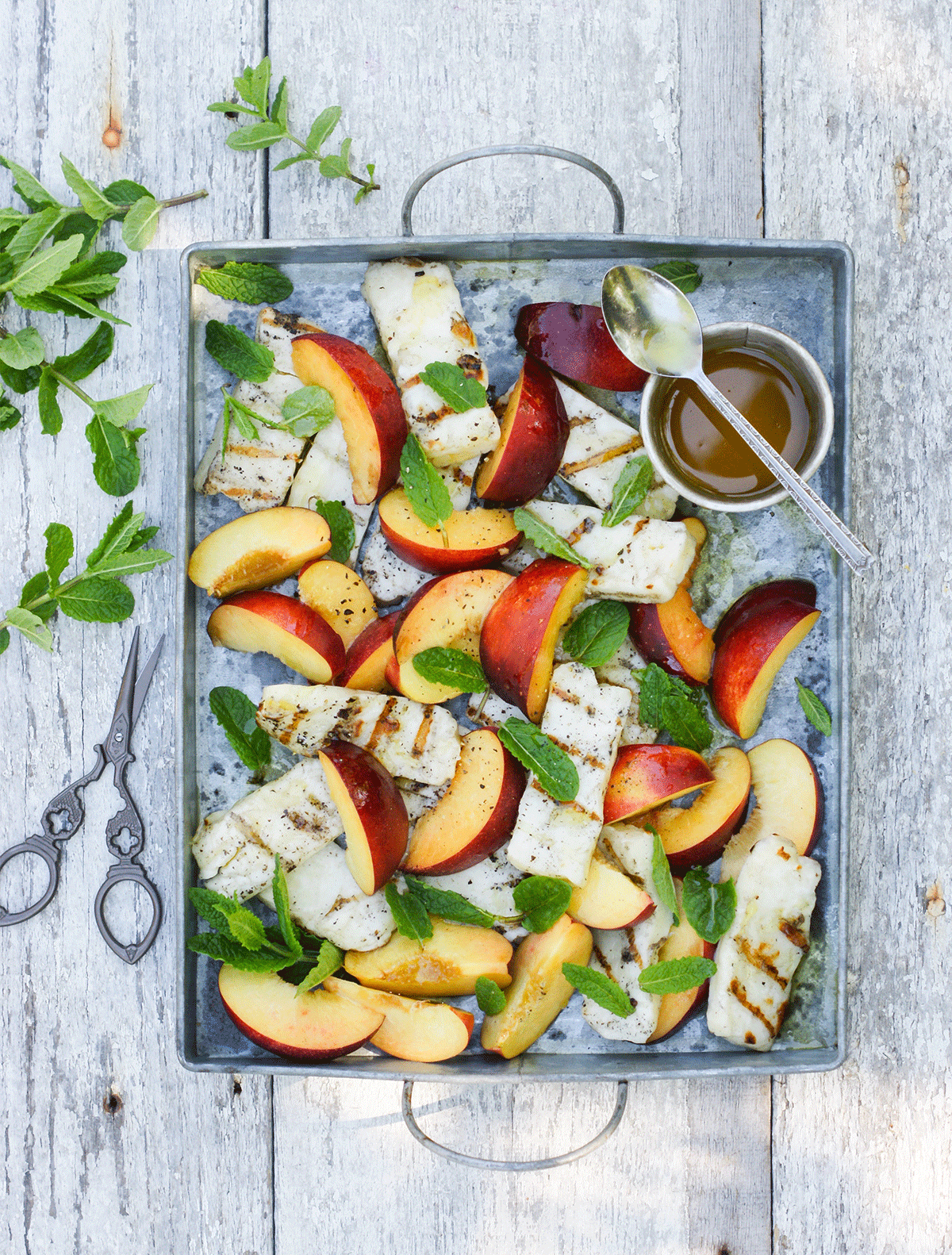 Grillad halloumi med persika, färsk mynta och balsamico­vinaigrette