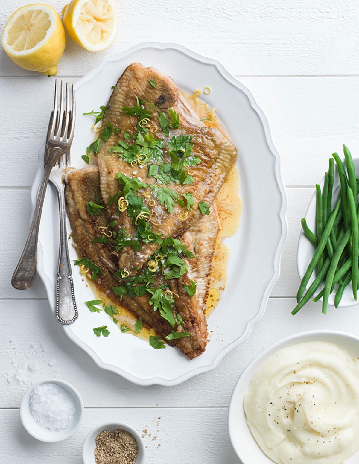 Rödspätta Meunière med potatis­puré och citron­smörsås