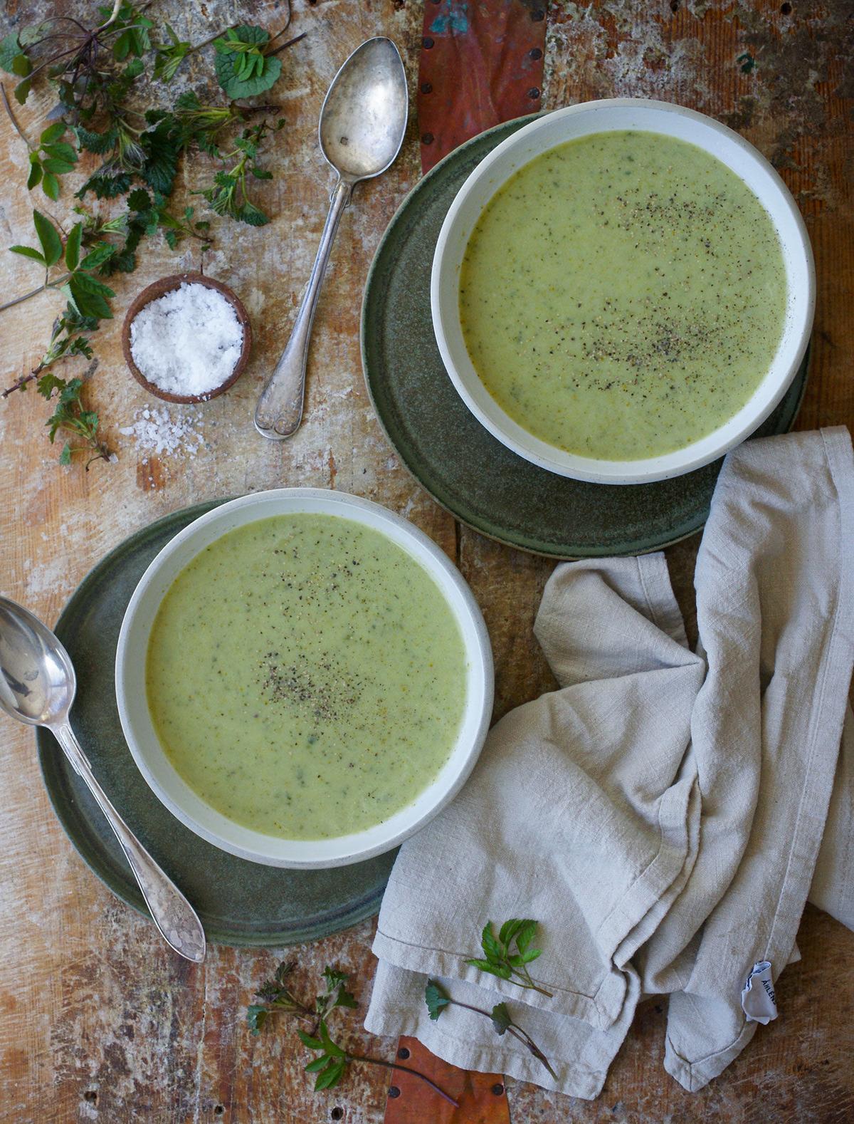 Krämig broccoli­soppa med nässlor, kirskål och löktrav