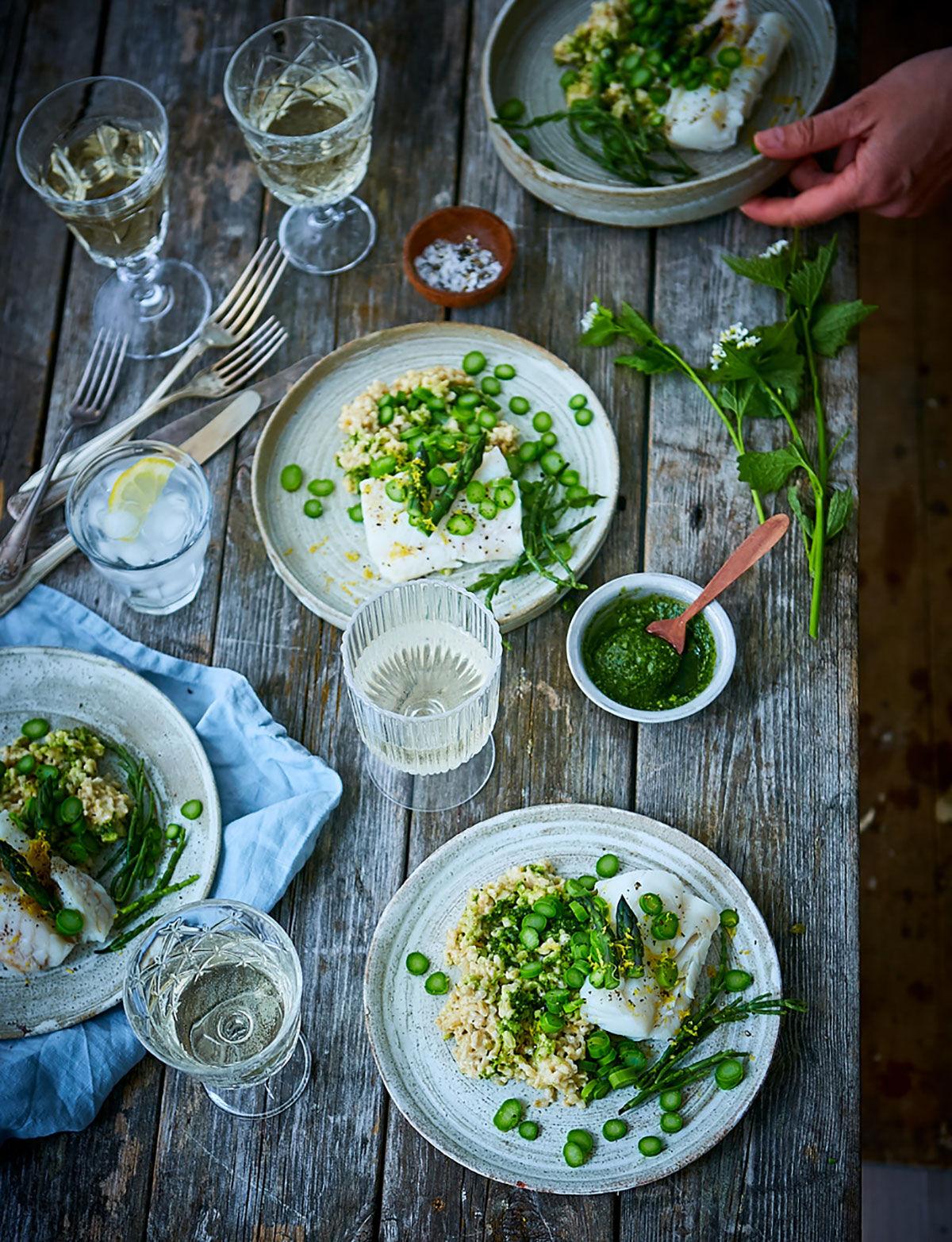 Rimmad och ångad torskrygg med havre­risotto, sparris och löktravs­pesto