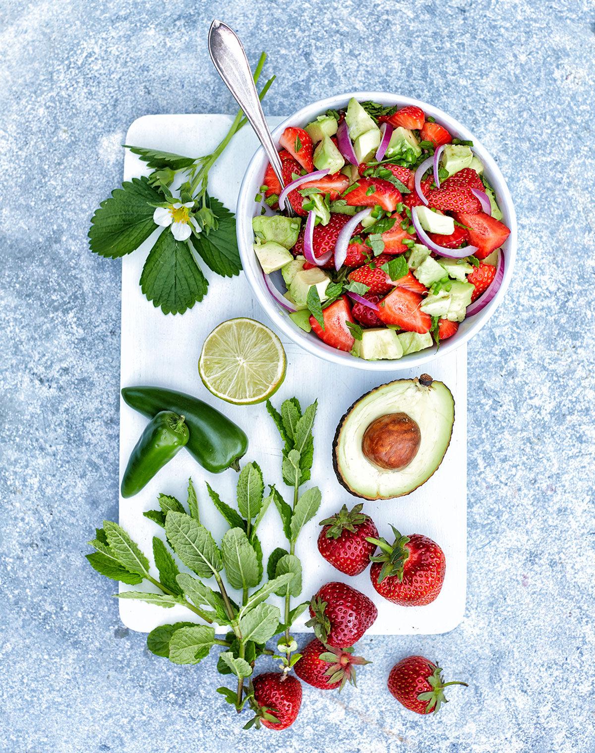 Jordgubb­salsa med avokado, jalapeño, lime och mynta