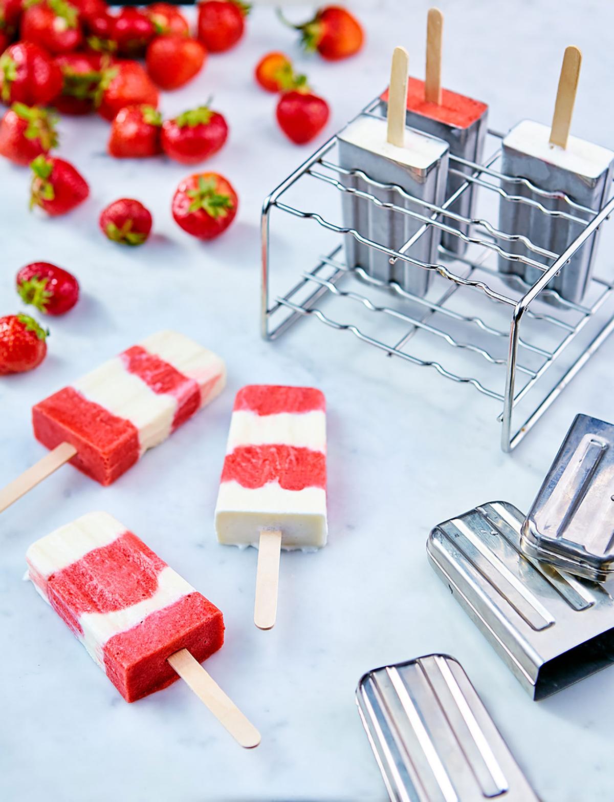 Glasspinnar med yoghurt­glass och jordgubbs­sorbet
