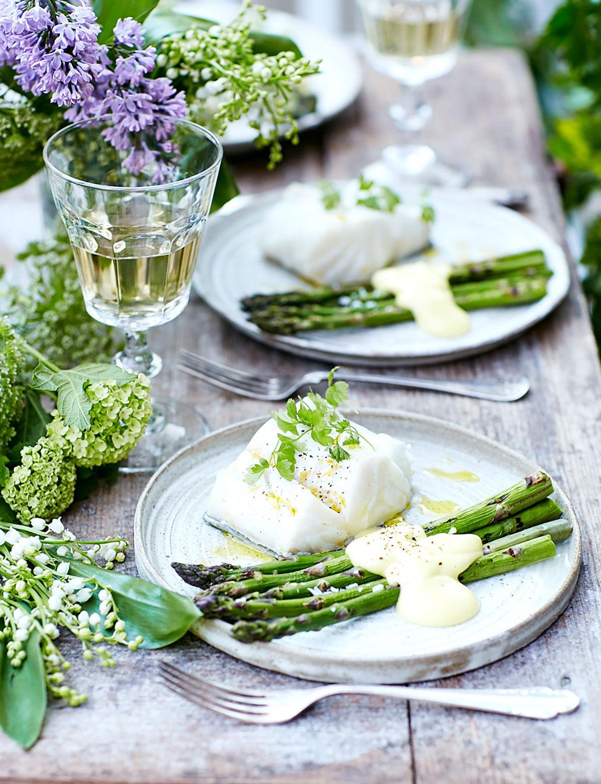 Torskrygg med grillad sparris och hollandaise­sås