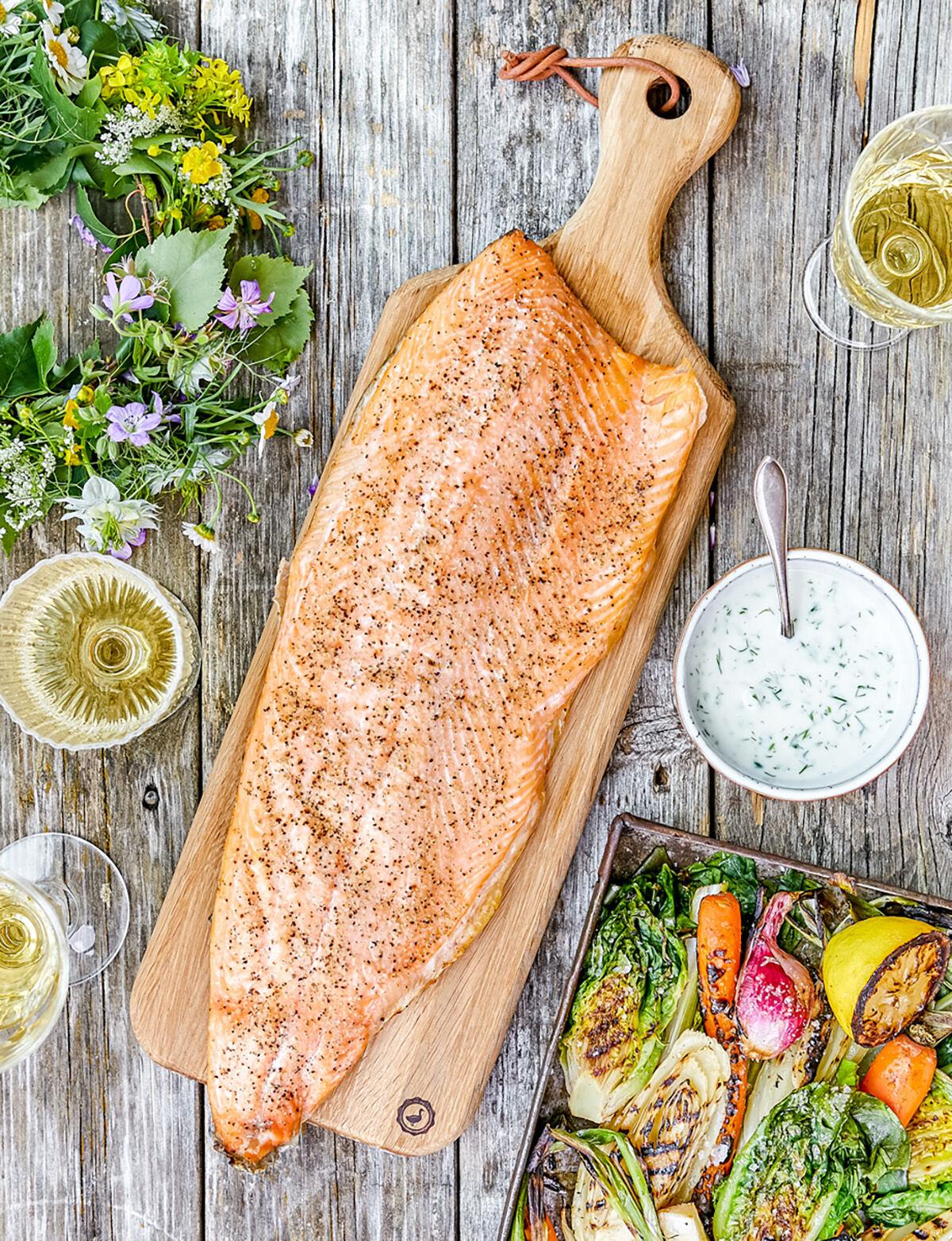 Grillad laxsida med krämig och söt­syrlig dillsås