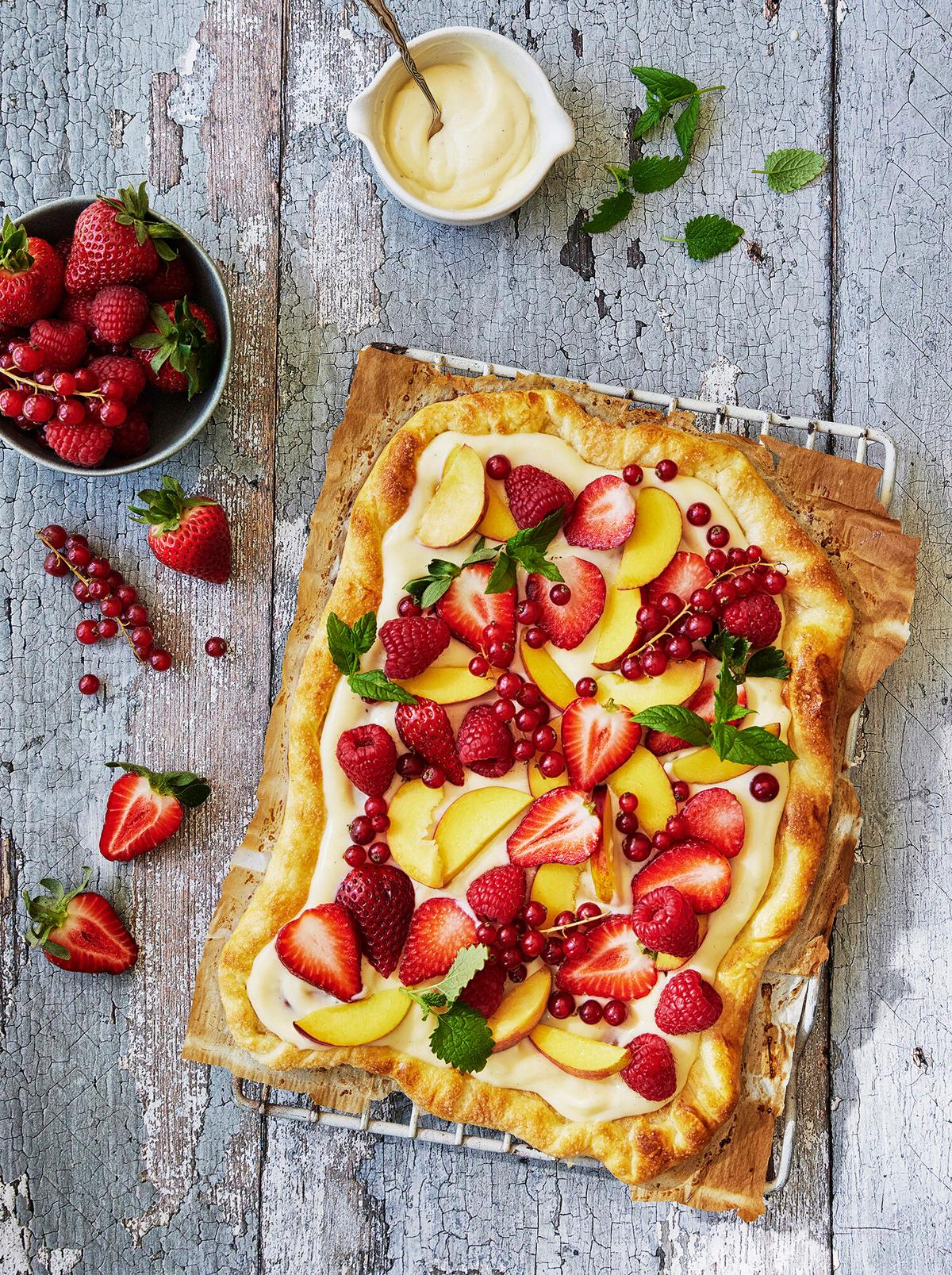 Smördegs­paj med vanilj­kräm, färska bär och frukt