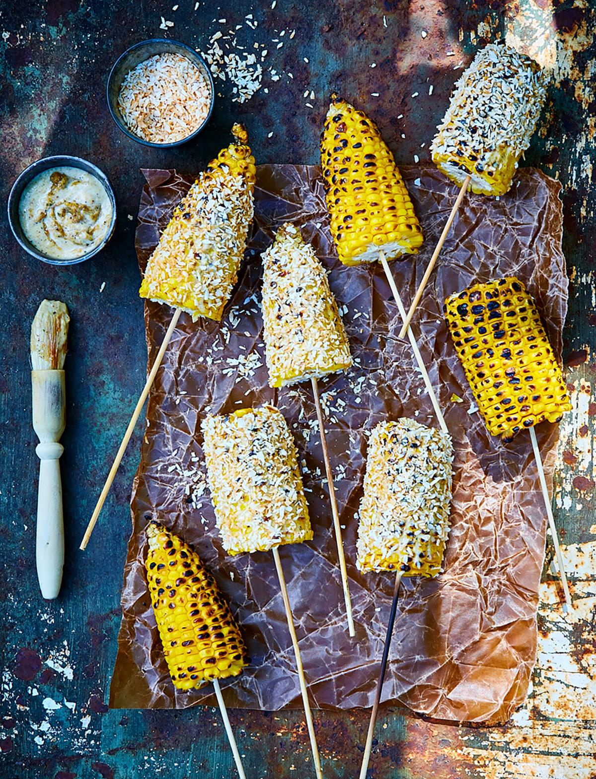 Jamaikansk grillad majs med jerk-majonnäs och rostad kokos