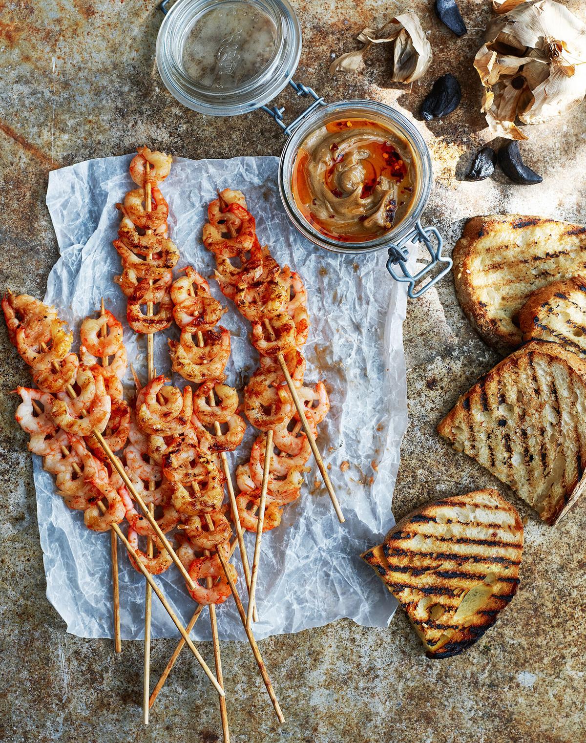 Grillade räkspett med Black Garlic majonnäs och chiliolja